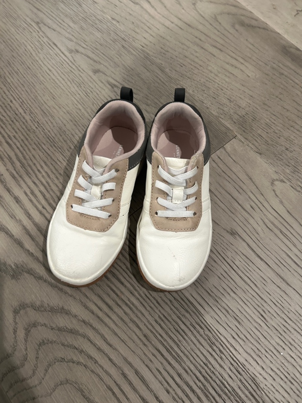 Kenneth Cole Kids Sneakers in white and tan